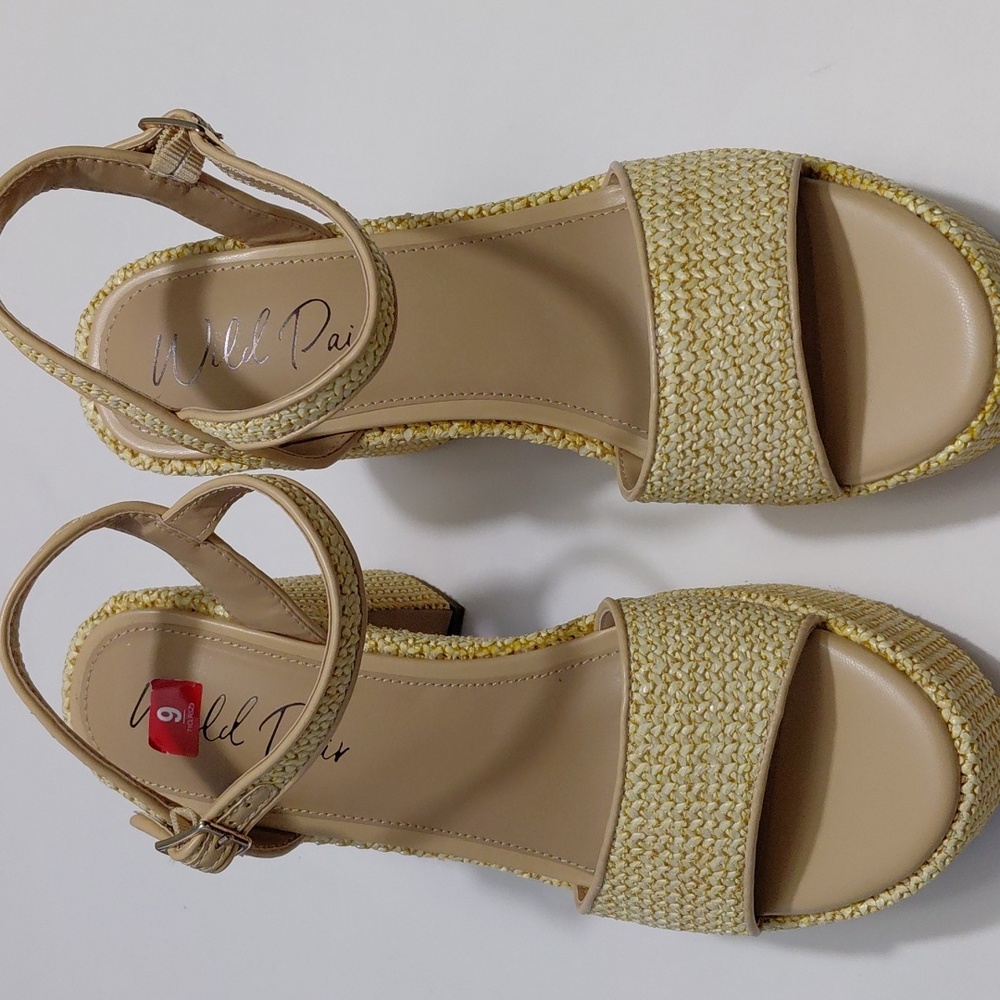 WILD PAIR Women's Vidaa Ankle Strap Tan Platform Sandals - 9M